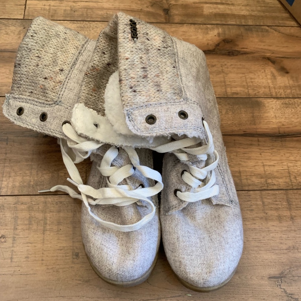 NWOT Roxy boots